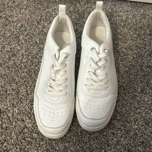 Universal thread - white tennis shoes - size: 9.5